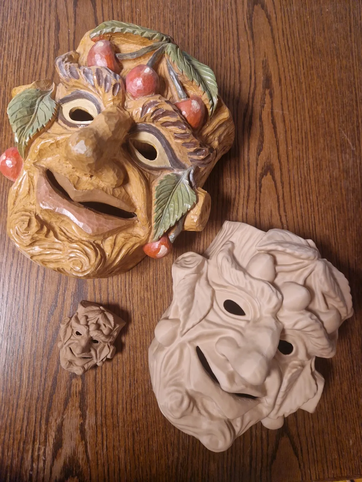 Geschnitzte Kirschmaske mit gedruckter Replik und Miniatur
